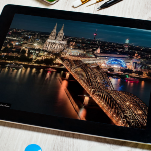 Bildnutzungsrecht für Websites, Kölner Skyline auf einem Tablet