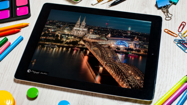 Bildnutzungsrecht für Websites, Kölner Skyline auf einem Tablet