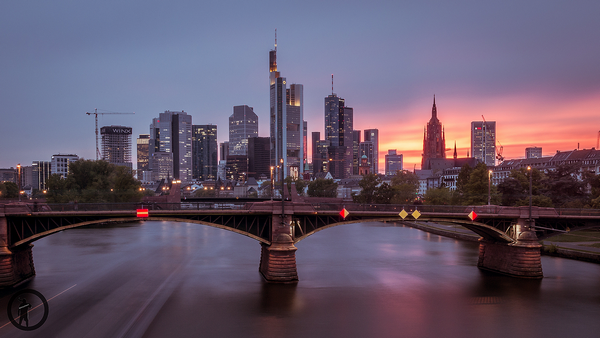 Skyline von Frankfurt an der Schönen Aussicht mit Abendrot