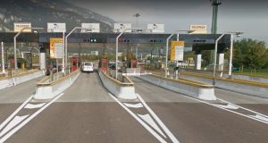 Bei Abfahrt auf der italienischen Autobahn (Spur wählen und ezahlen)
