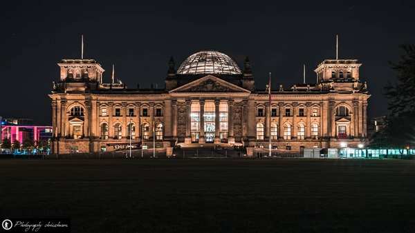 Bundestag bei Nacht in Berlin