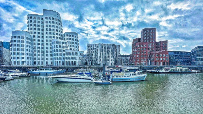 Fahrschulboot vor den Gehry-Gebäuden in Düsseldorf
