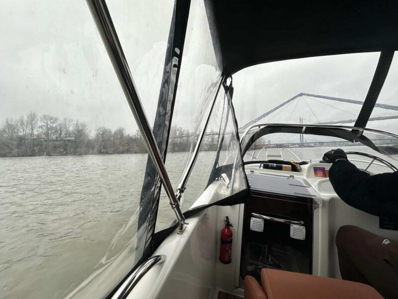 Stürmische Prüfungsfahrt auf dem Hafenbecken, im Vordergrund befindet sich der Rhein
