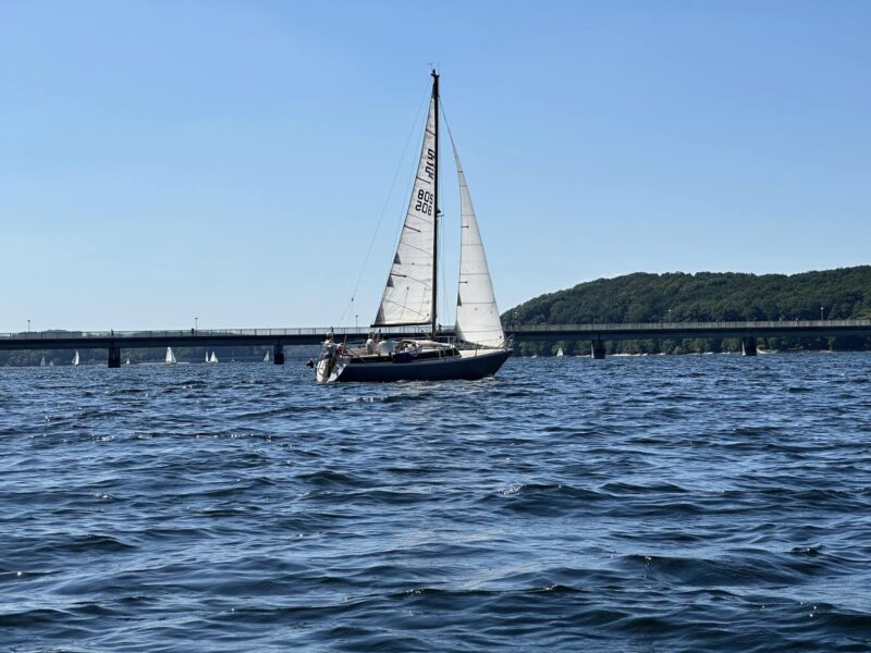 Segelboot auf dem Möhnesee